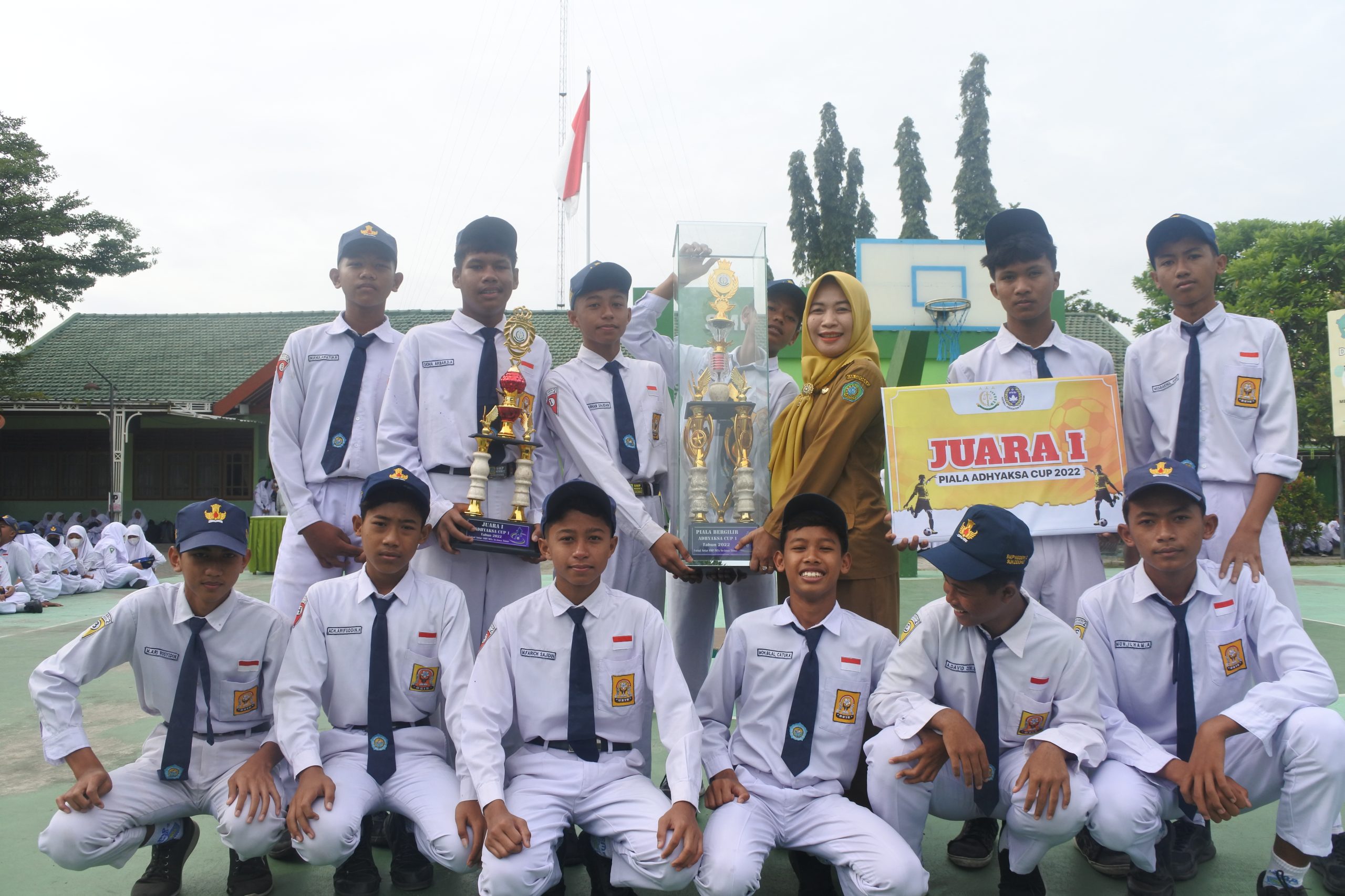 Piala Adhyaksa Diserahkan ke SMP Negeri 2 Sukodono