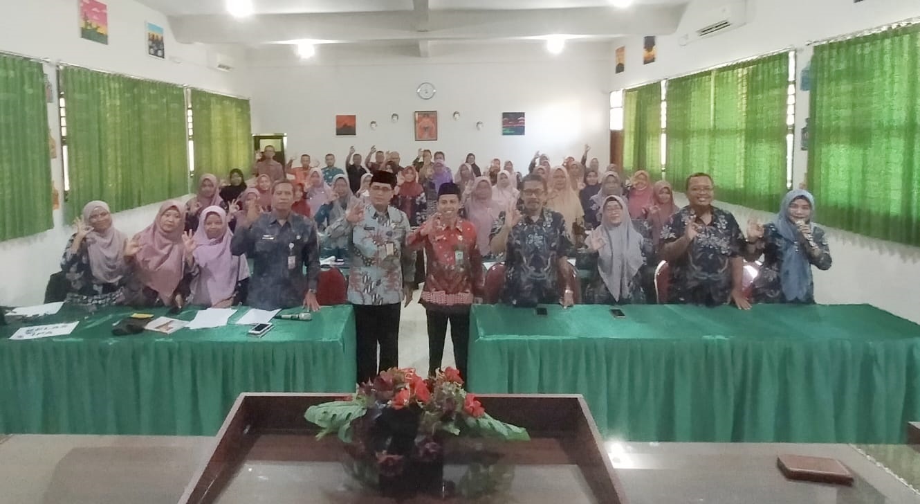 SMP Negeri 2 Sukodono Mengimbaskan Adiwiyata ke SMP Negeri 1 Porong